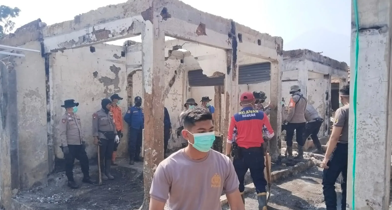 Angkut Puing Sisa Kebakaran, Tim Gabungan Pulihkan Pasar Andir Garut