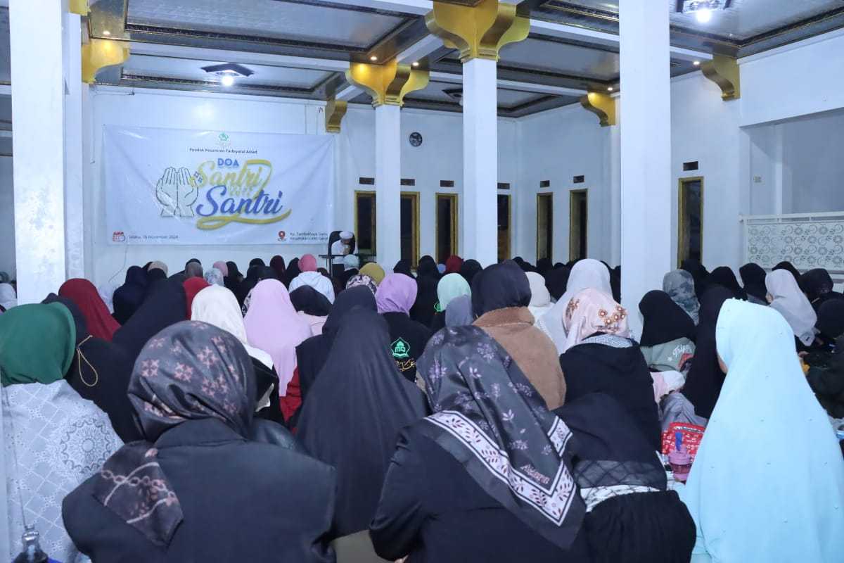 Ingin Pilkada Damai, Ribuan Santri Gelar Istighosah Bertajuk "Doa Santri Untuk Kota Santri"