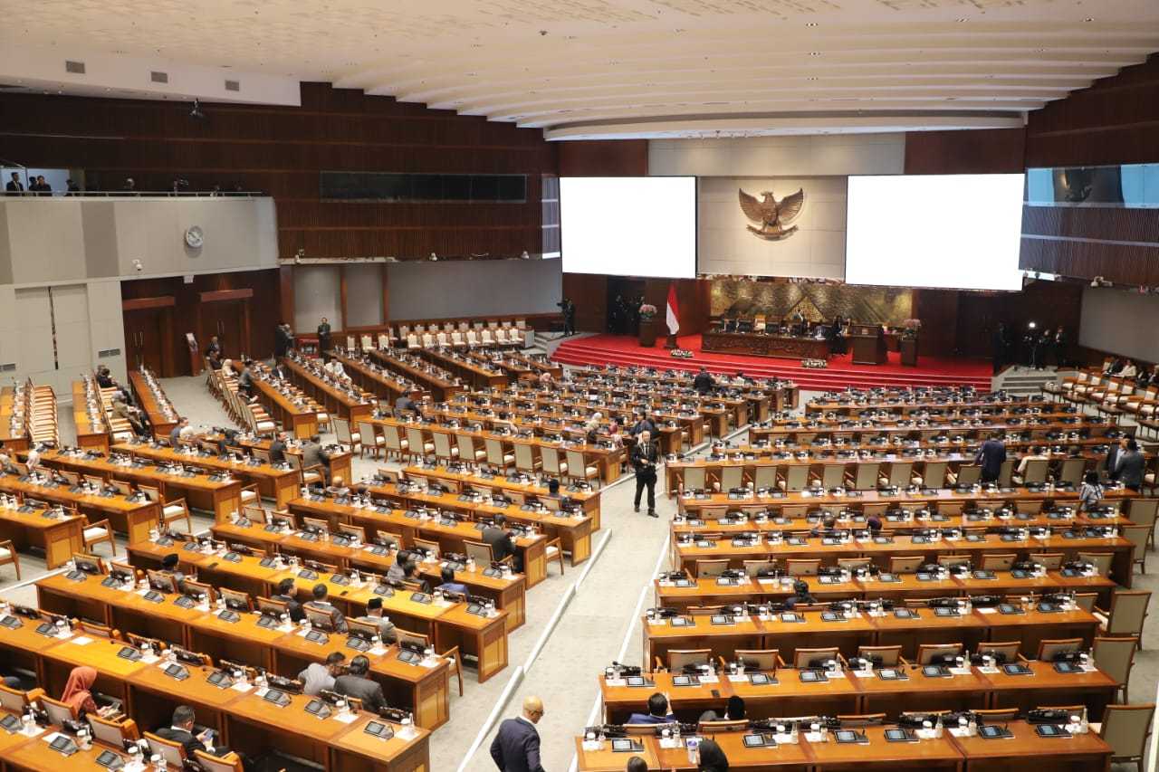 Netizen: Anggota DPR Harus Memiliki Gelar S2 dan Skor TOEFL Minimal 500
