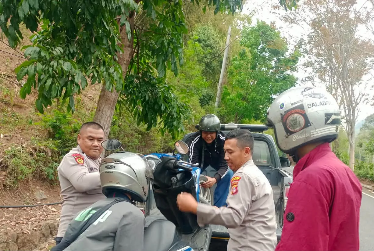 Aksi Cepat Layanan 110, Polisi Bantu Evakuasi Motor Mogok di Cijapati Garut