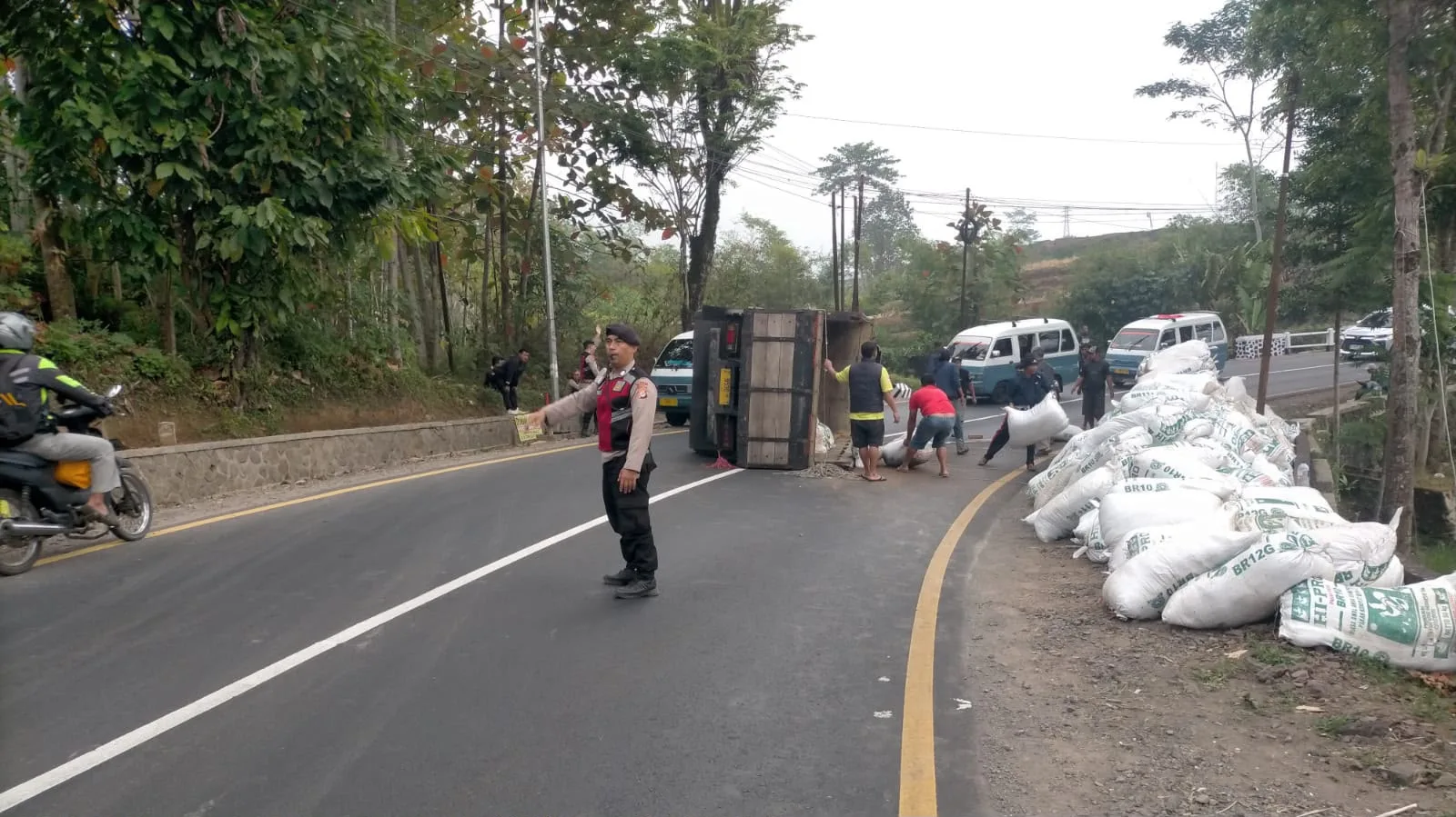 Polisi Evakuasi Truk Terguling di Jalan Raya Sukatani Cilawu Garut