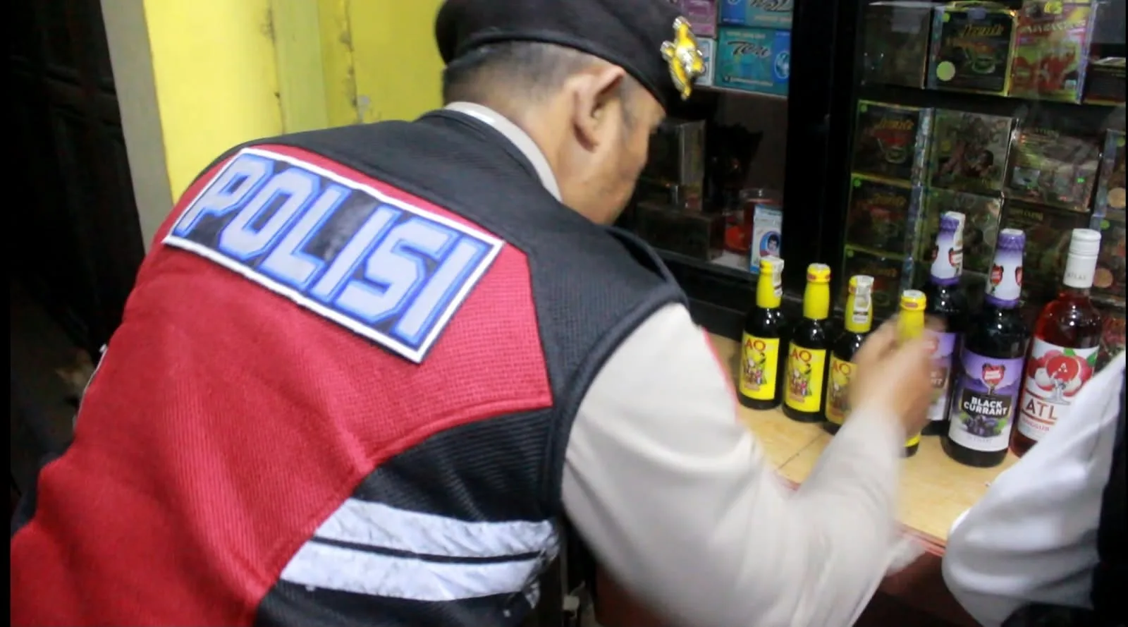 Sidak Kios Jamu Di Cilawu Garut, Petugas Amankan Puluhan Botol Miras