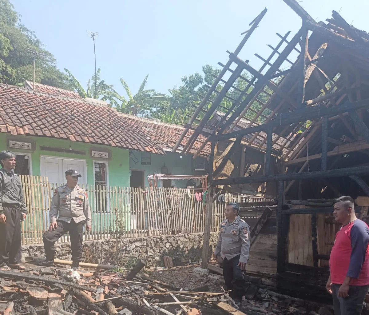 Diduga Korsleting Listrik, Api Lalap 3 Rumah dan 1 Kandang Domba di Banyuresmi Garut