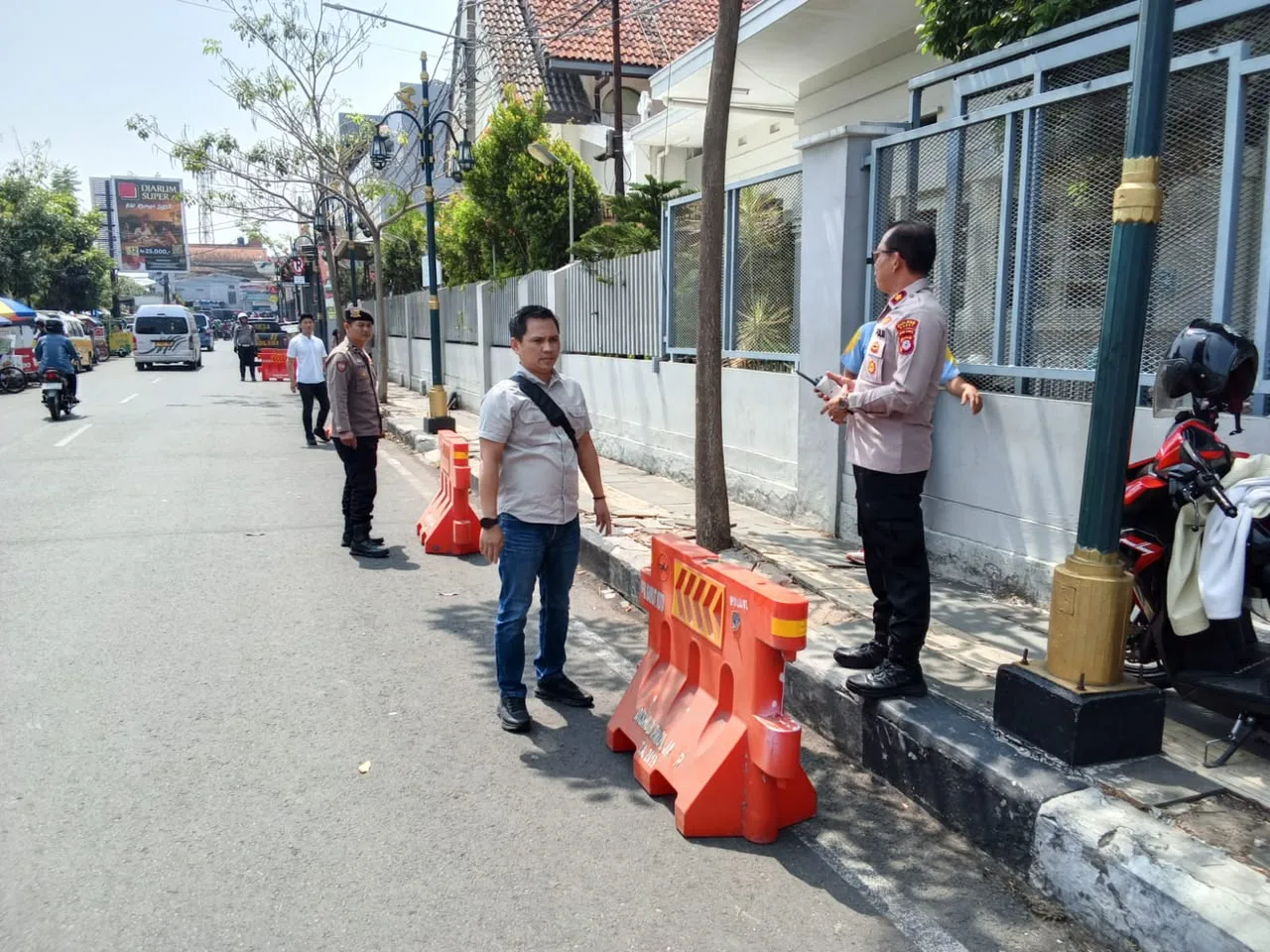 Cegah Parkir Liar, Petugas Pasang Water Barrier di Depan Stasiun Garut