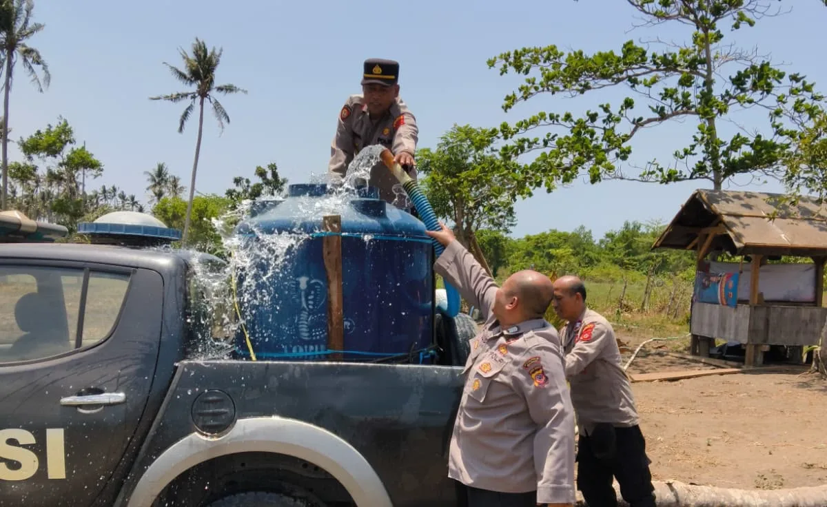 Warga Kampung Cibera Terima 1.500 Liter Air Bersih di Cibalong Garut