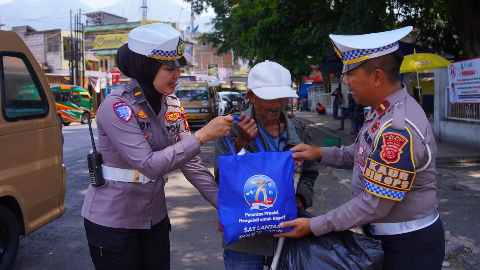Sambut HUT Lalu Lintas Bhayangkara ke-71, Polisi Gelar Aksi Sosial di Alun-alun Tarogong Garut