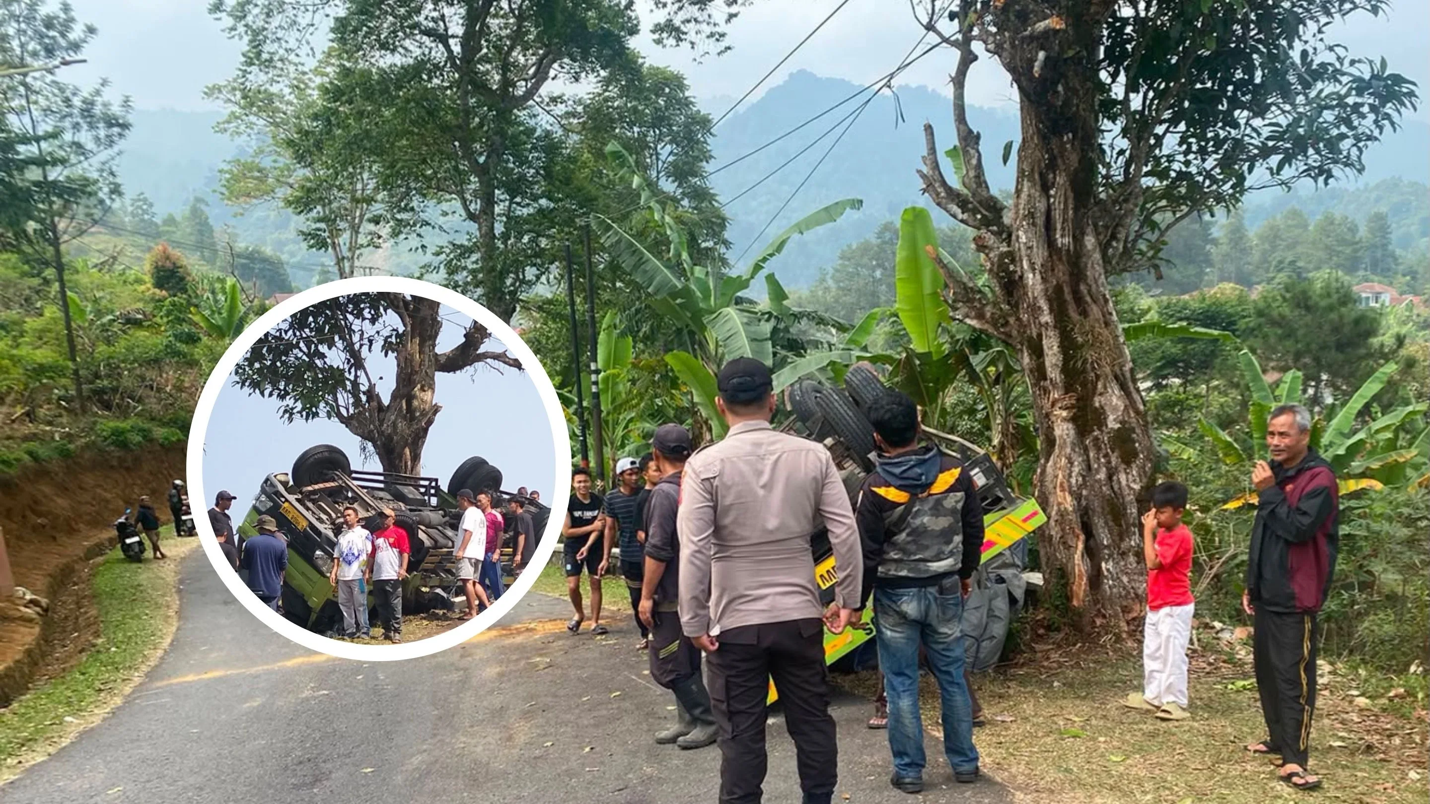 Akibat Rem Blong, Truk Muatan Bangunan Terguling ke Selokan di Pamulihan Garut
