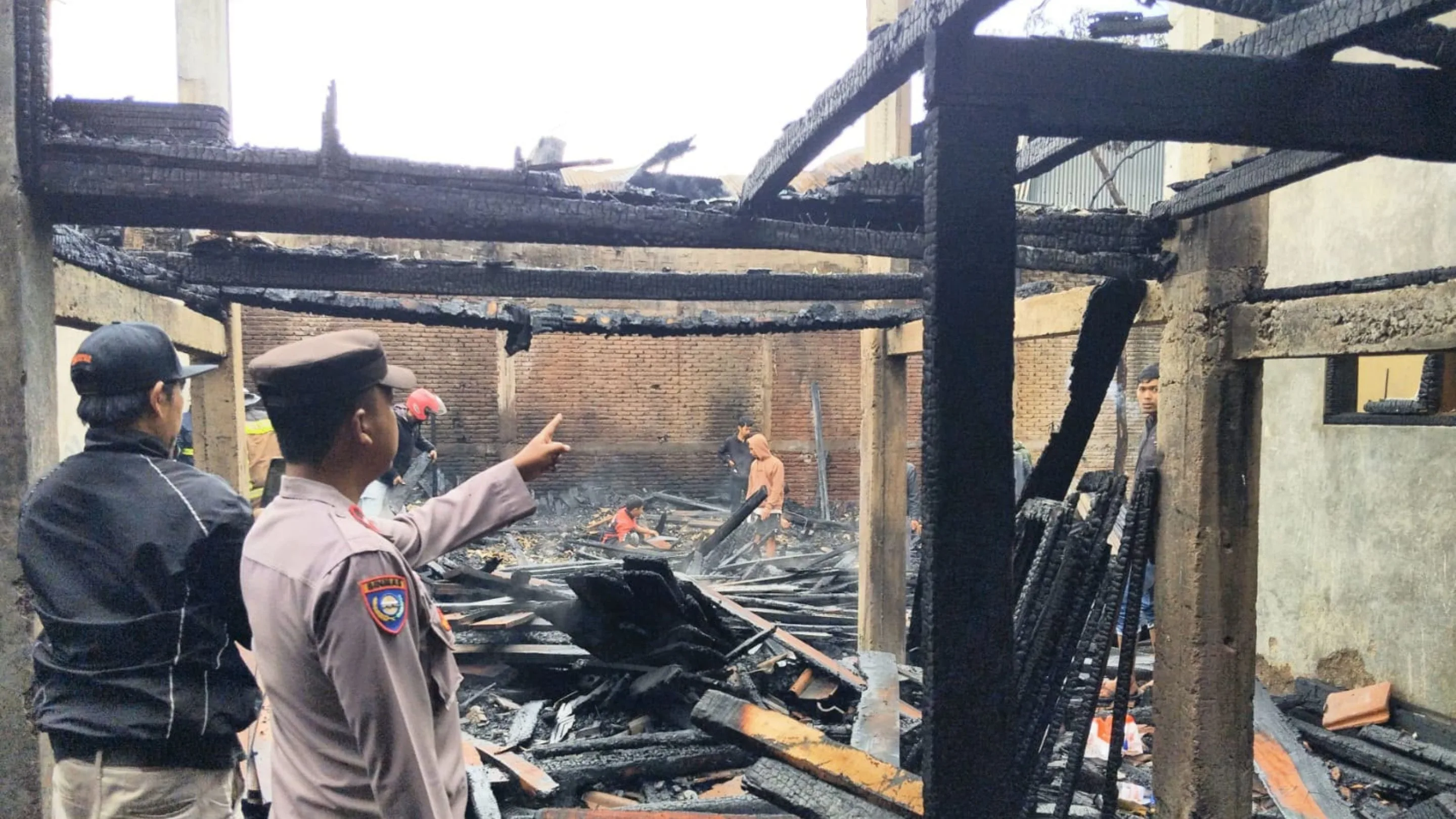 Korsleting Listrik Bakar Gudang Kusen di Bayongbong Garut, Kerugian Tembus Rp300 Juta
