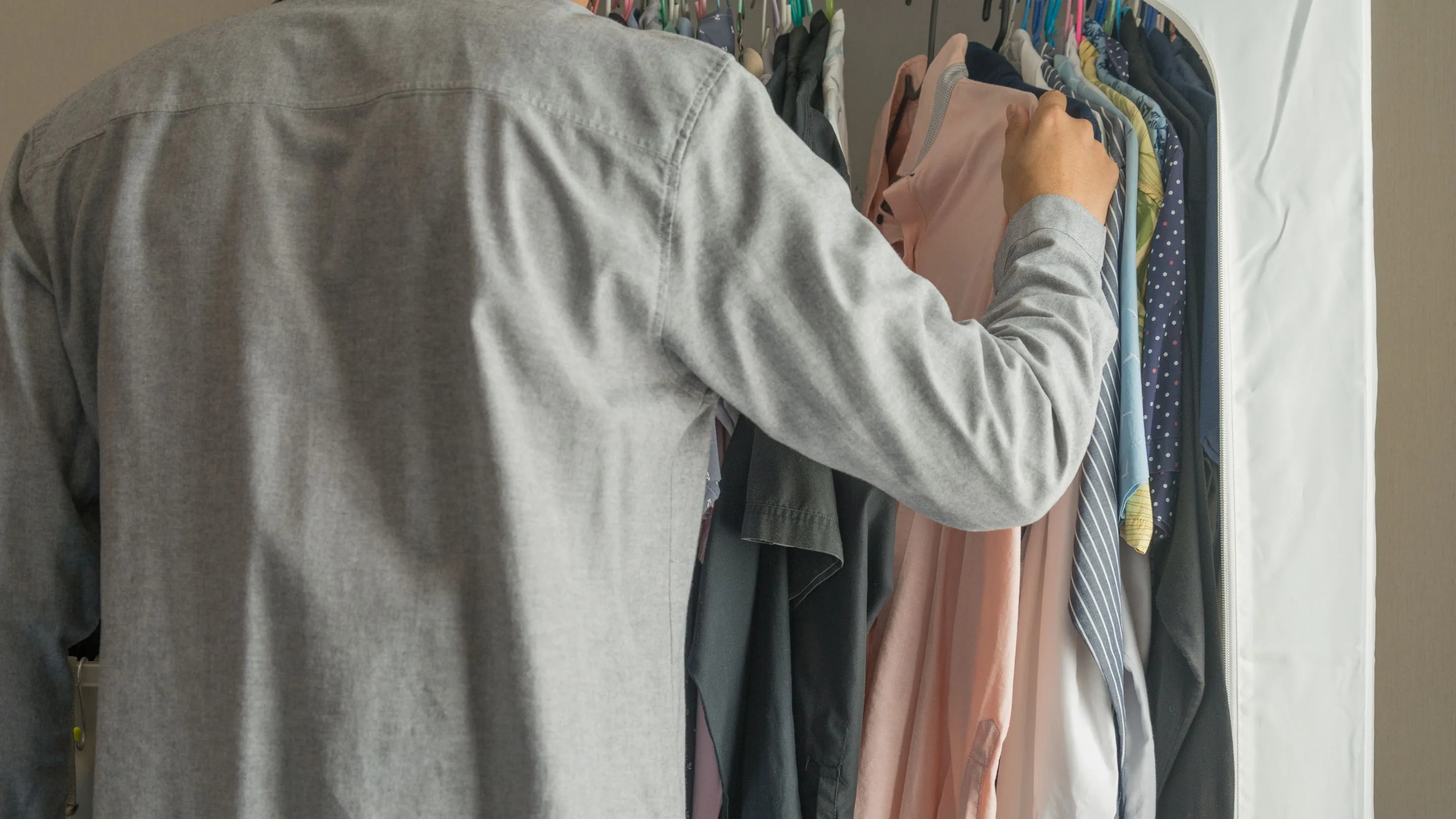 Kreasikan Baju Lama dengan Capsule Wardrobe agar Tetap Hemat
