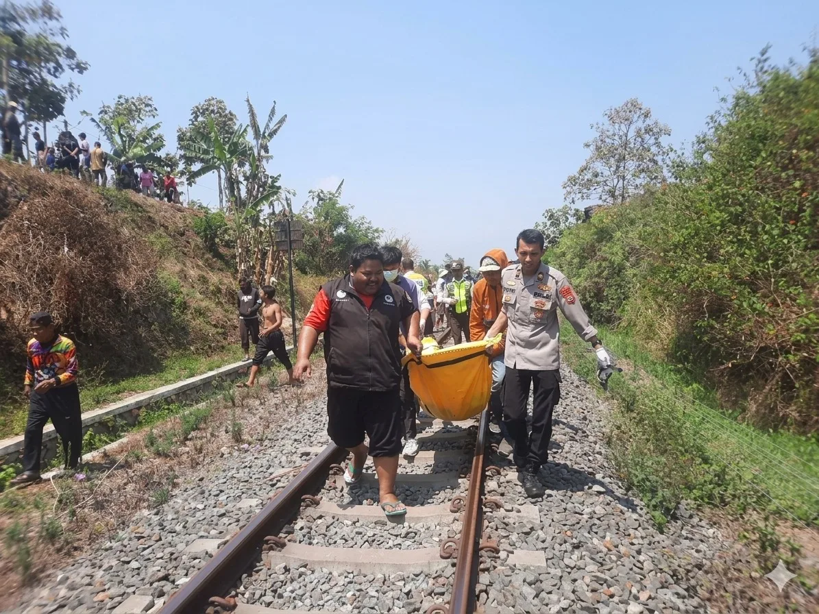 Diduga Tak Dengar Klakson Masinis, Warga Sukawening Garut Tewas Ditemper Kereta Api