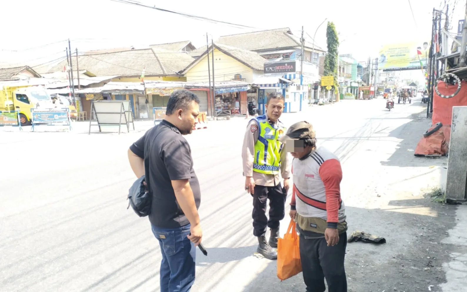 Tanggapi Aduan Warga, Polisi Amankan ODGJ Depan Toko Es Krim di Kadungora Garut