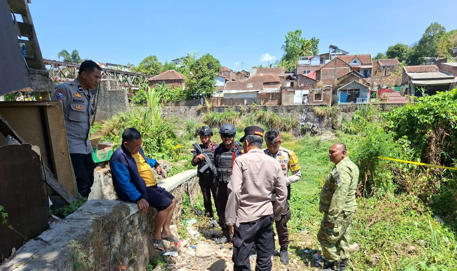 Benda Diduga Mortir 105 mm Ditemukan di Pinggir Sungai Cimanuk Garut, Area TKP Dijaga Ketat Polisi