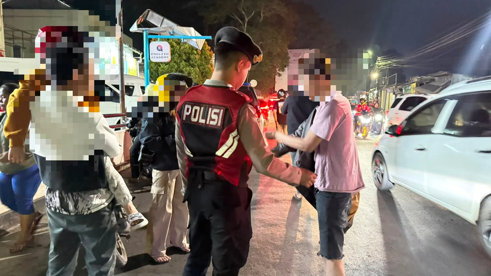 Polisi Sita Puluhan Miras dari Lima Penjual di Kawasan Kerkof Garut