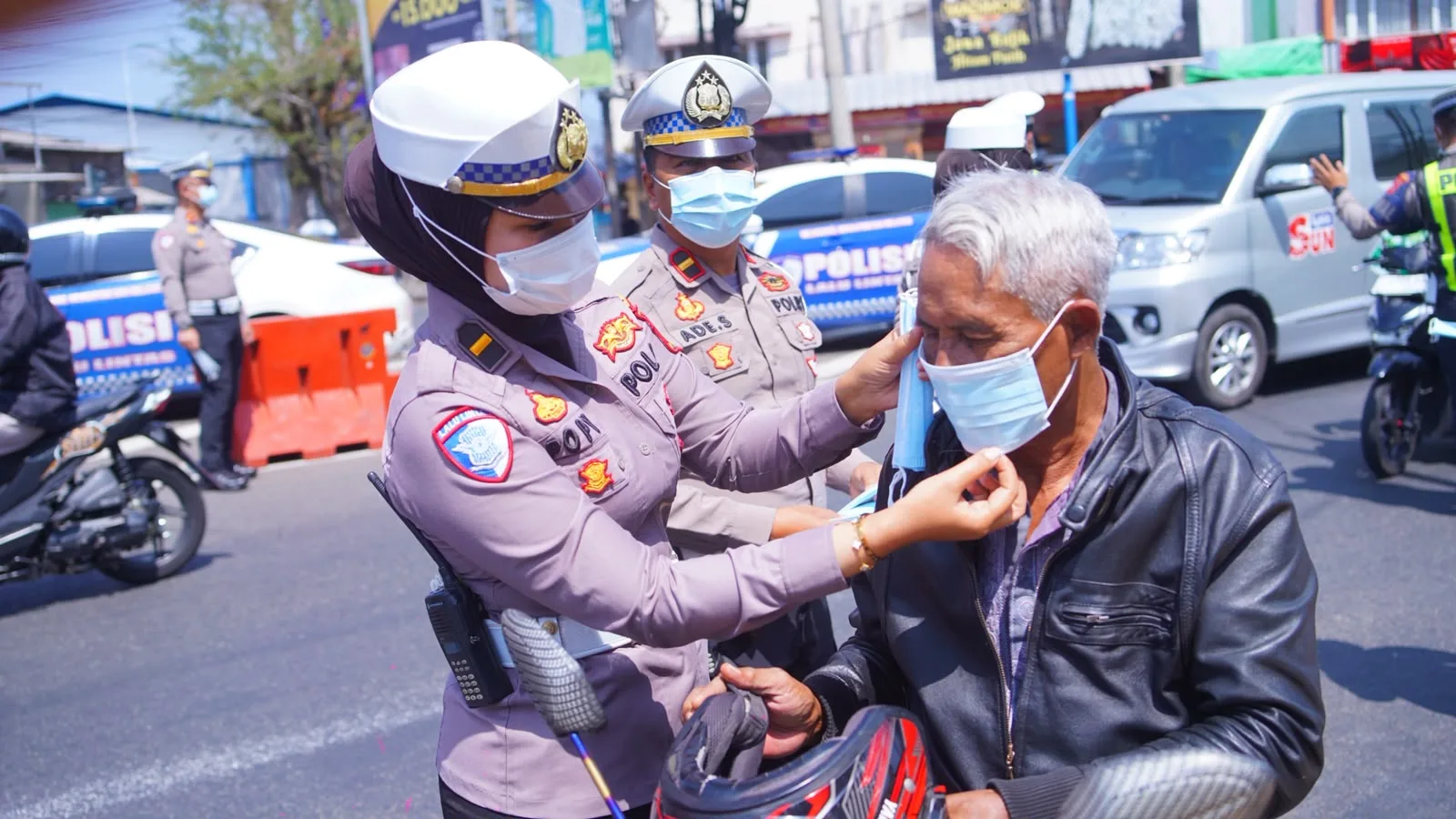 Cegah Dampak Paparan Debu Vulkanik, 500 Masker Dibagikan untuk Warga Garut