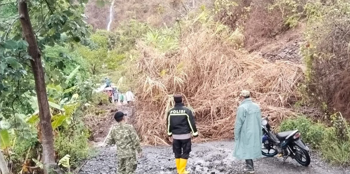 Hujan Lebat Picu Longsor di Peundeuy Garut, Akses Jalan Terputus