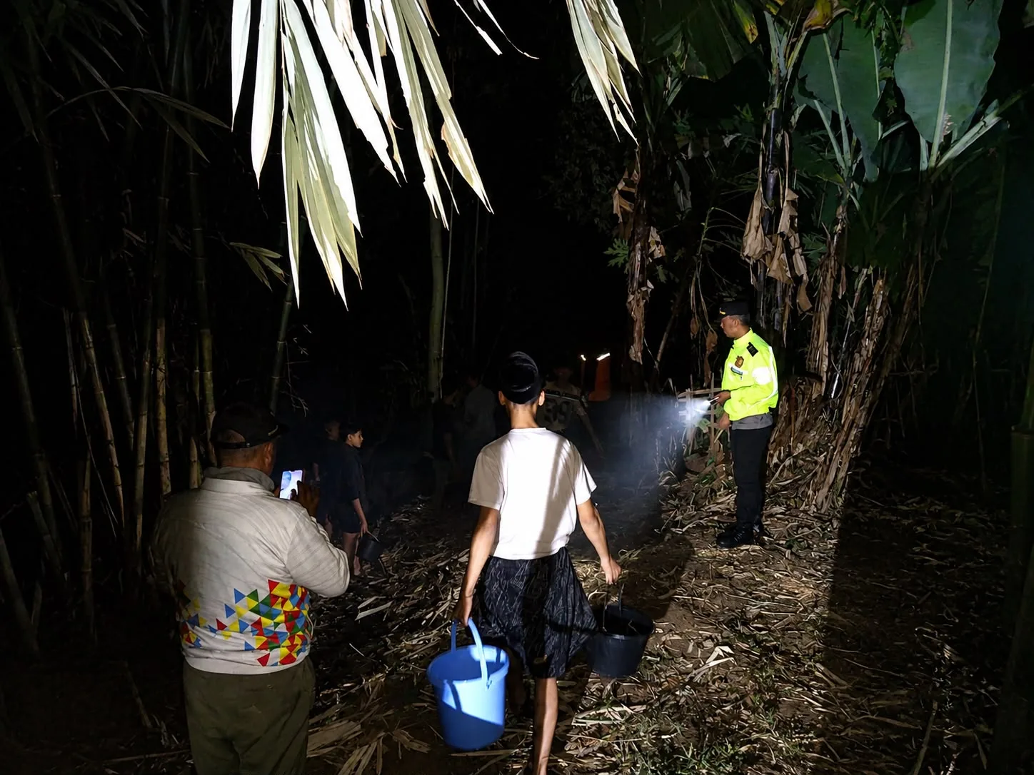 Petugas Gabungan dan Warga Padamkan Kebakaran Lahan Bambu di Pasirwangi Garut
