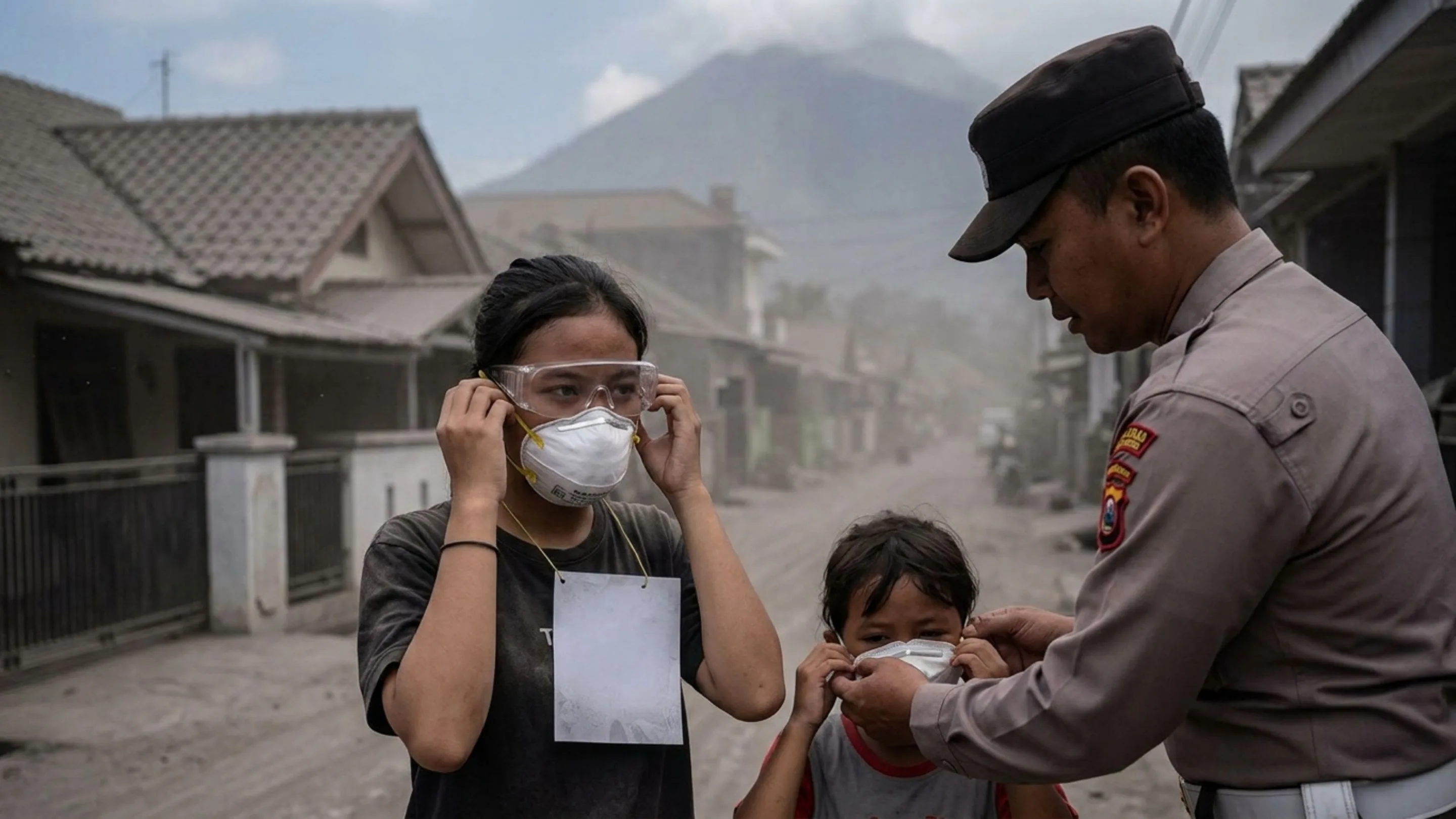 Cegah Bahaya Paparan Abu Vulkanik, Masyarakat Garut Diimbau Pakai Masker
