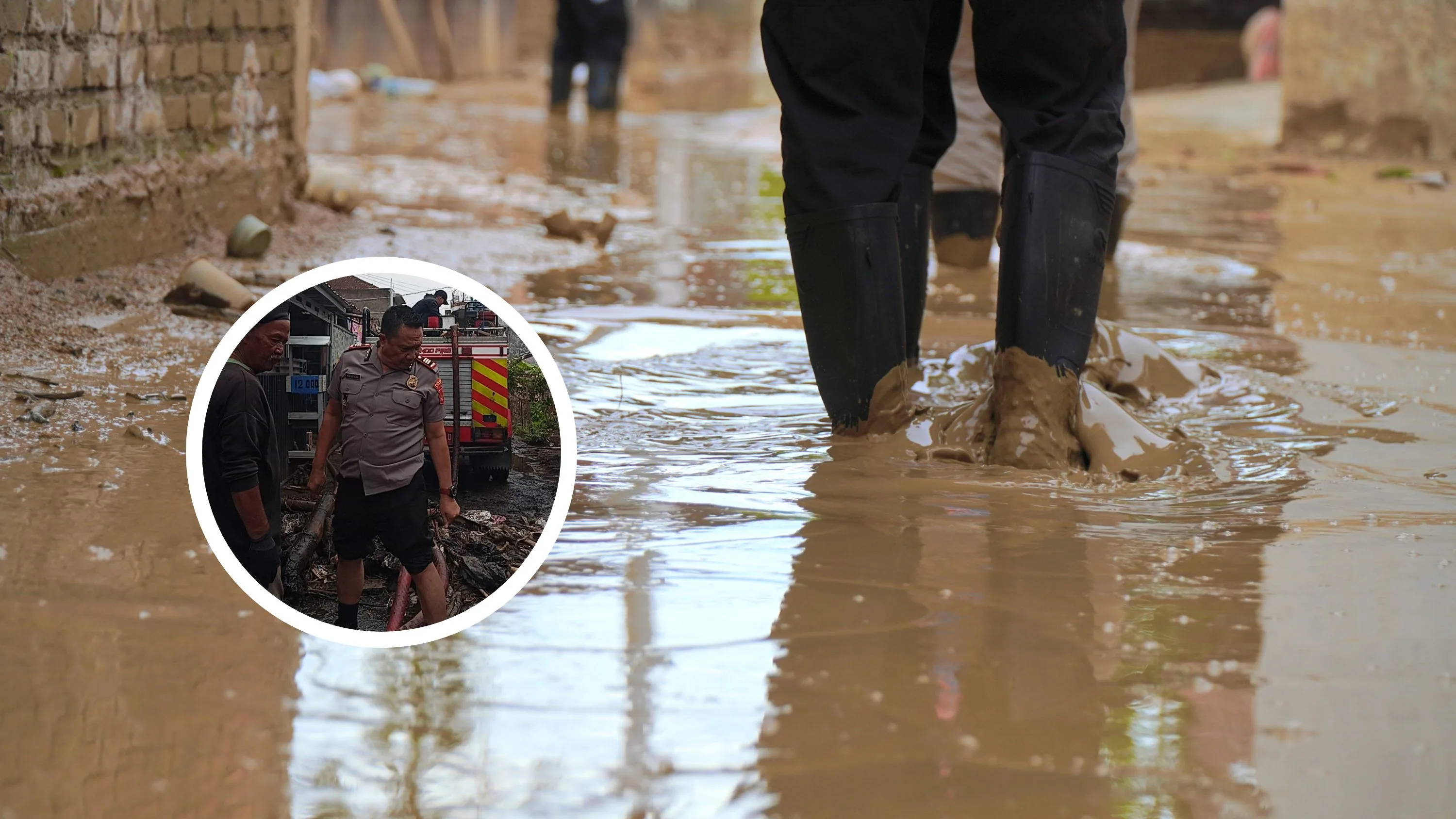 Petugas Gabungan dan Warga Angkut Lumpur Sisa Banjir di Cisurupan Garut