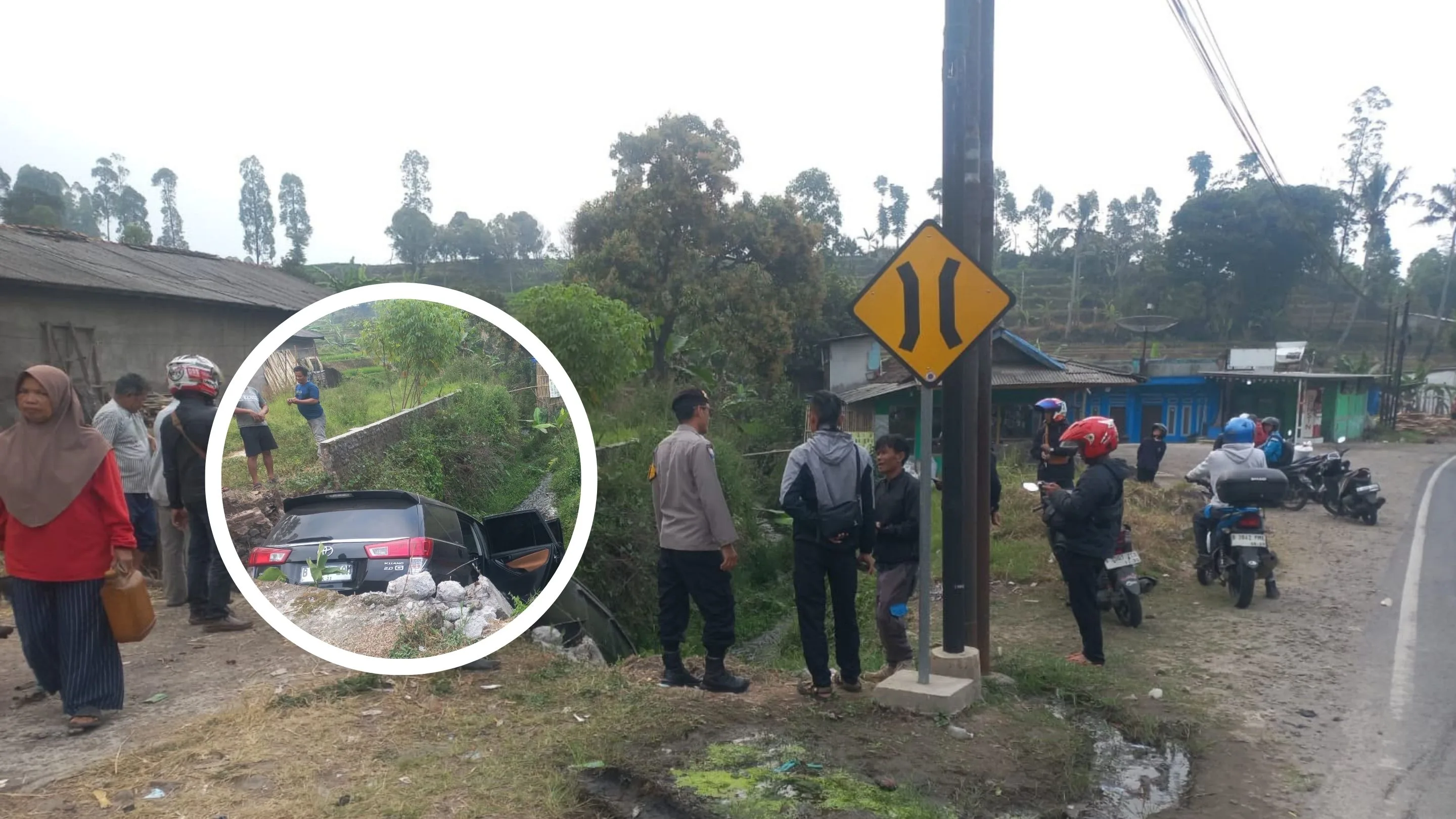 Mobil Terperosok ke Parit di Cisurupan Garut Usai Hindari Pemotor