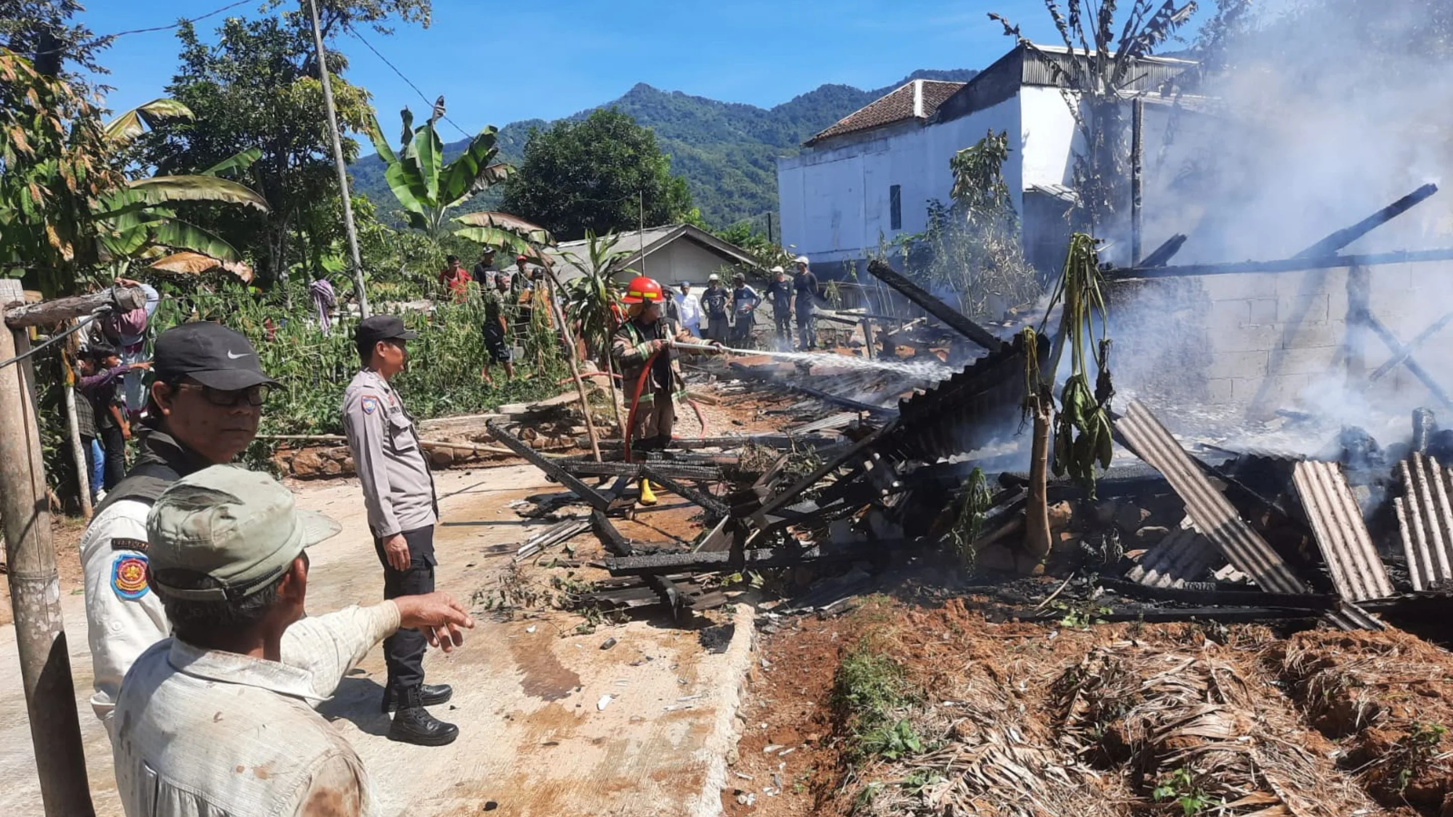 Api Tungku Gula Aren Hanguskan Rumah Panggung Milik Buruh Tani di Bungbulang Garut