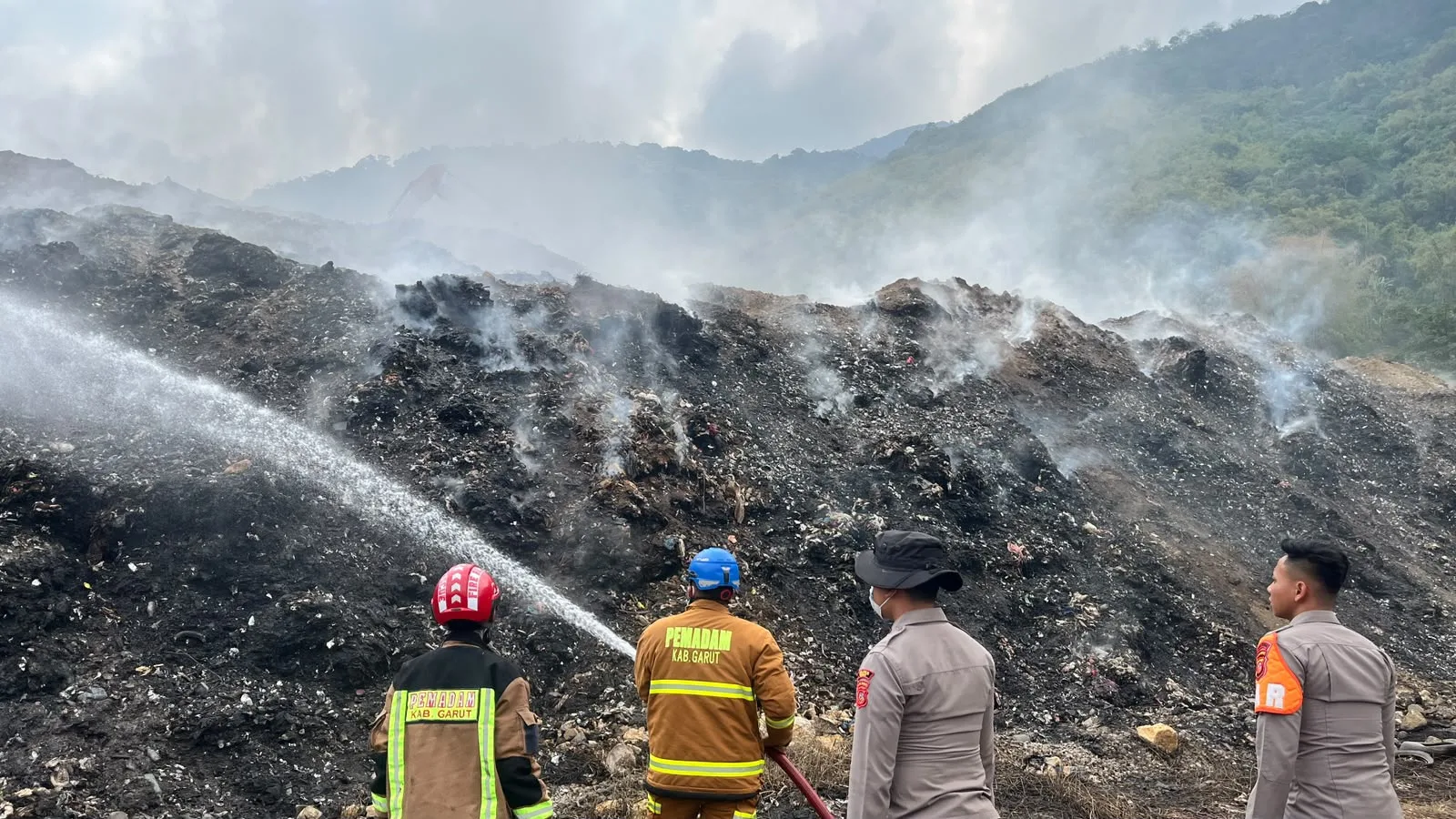 TPA Pasir Bajing Garut Masih Berasap, Enam Mobil Damkar Dikerahkan