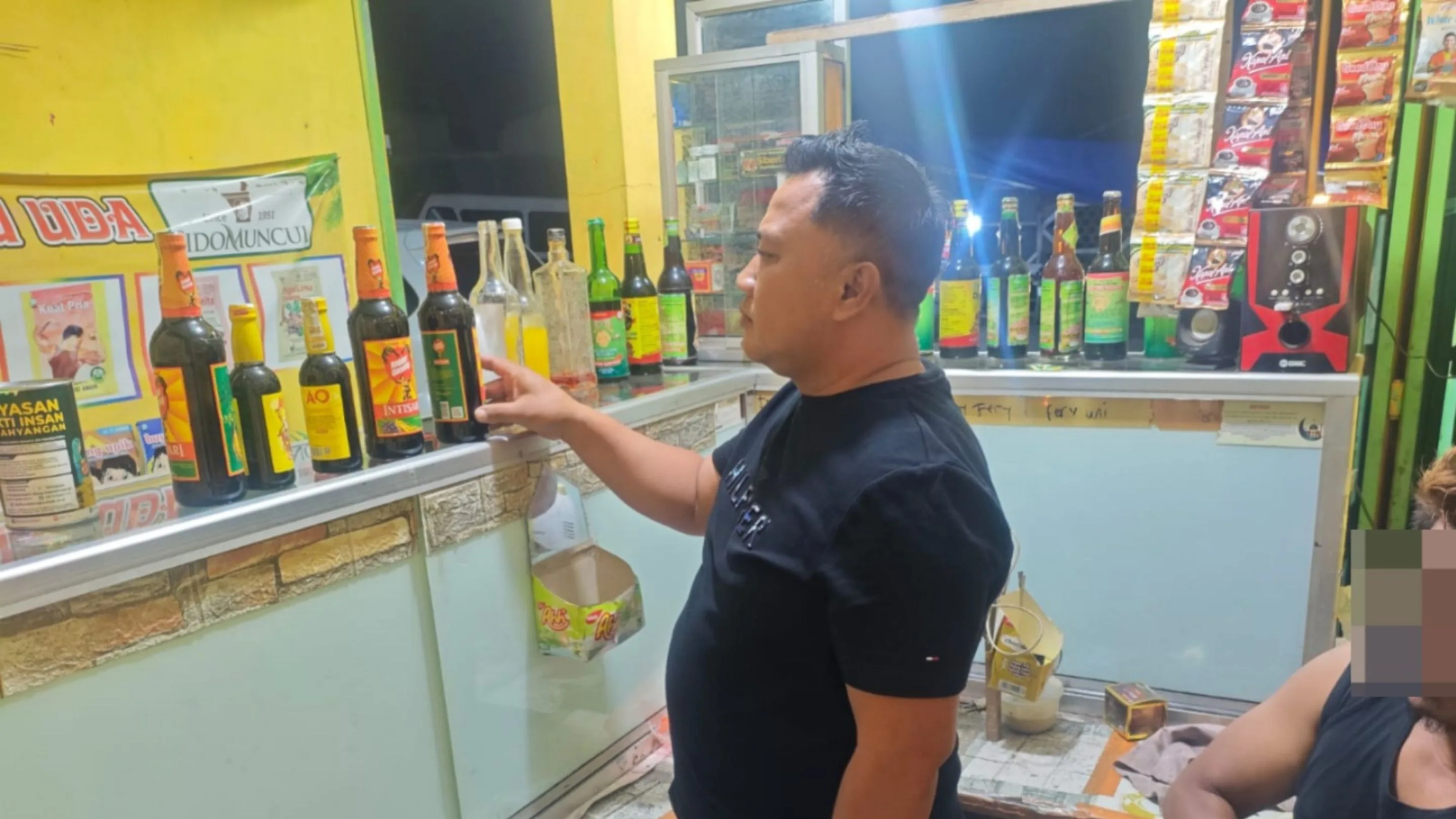 Sisir Sejumlah Titik, Petugas Sita 109 Botol Miras Ilegal di Garut