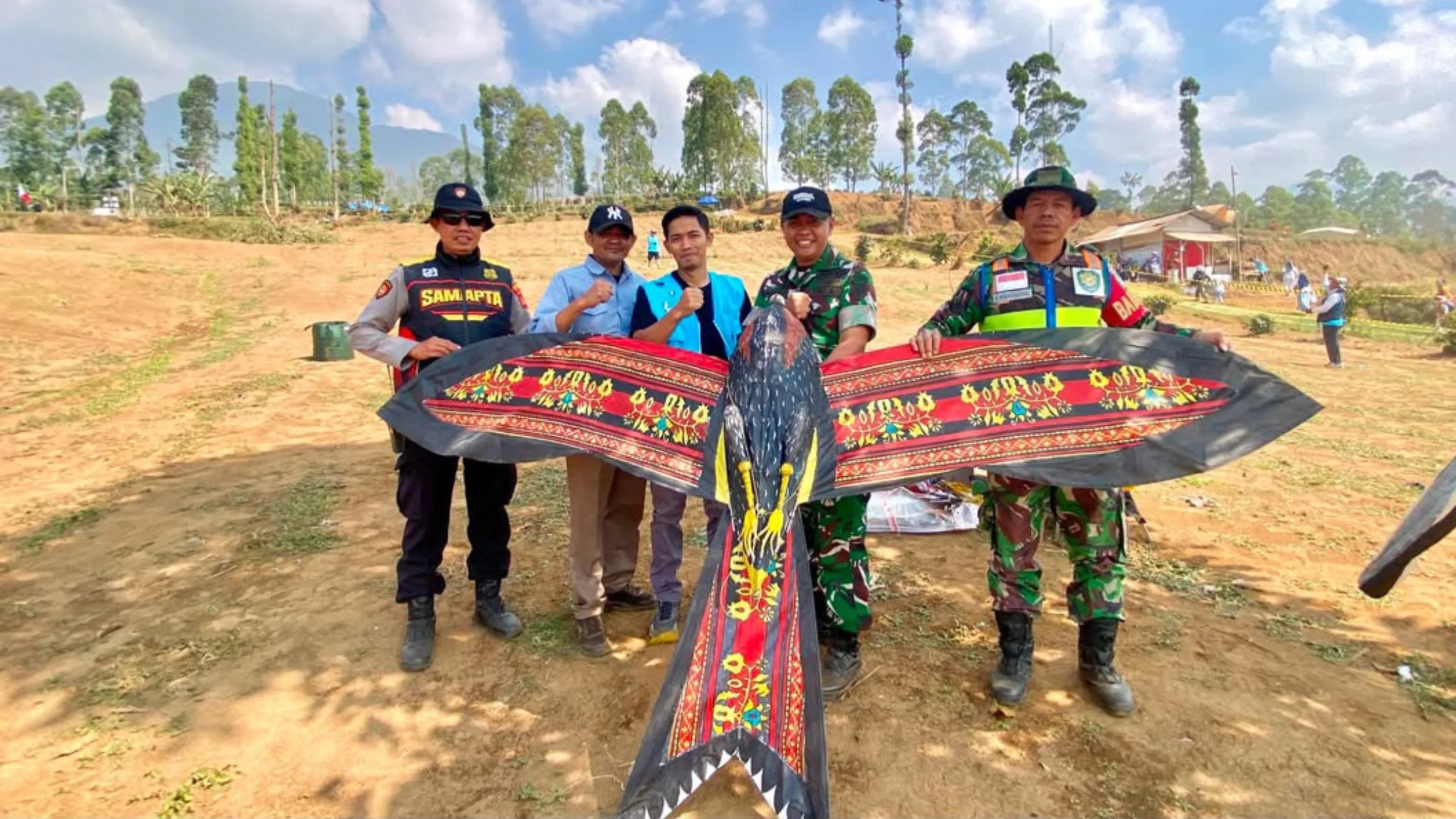 Ratusan Pengunjung Padati Garut International Kite Festival 2026