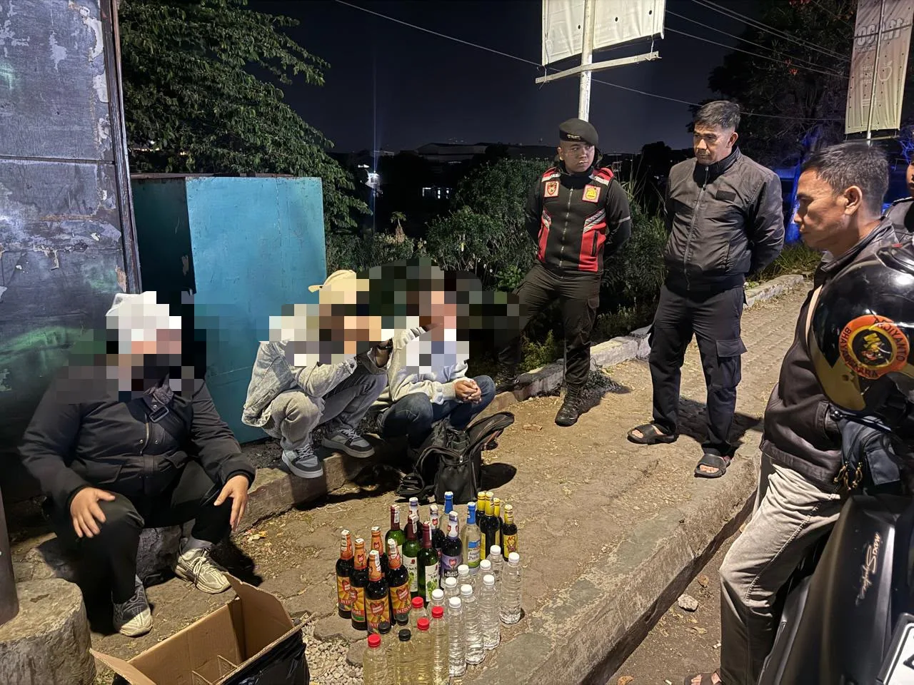 Polisi Gelar Razia Miras di Kerkop Garut, 50 Botol Berhasil Disita
