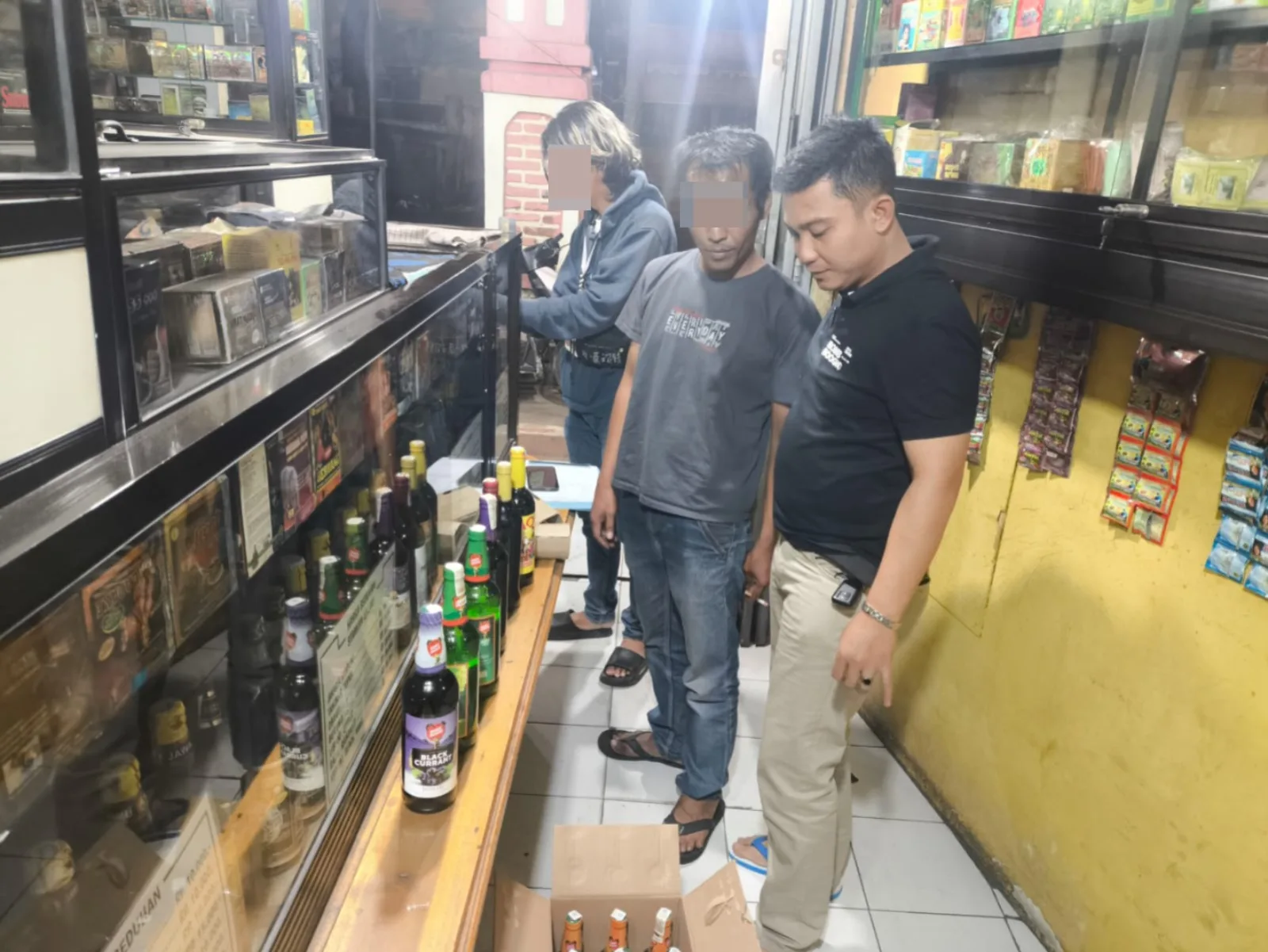 Ops Cipkon di Tarogong Kaler Garut, Petugas Sita 30 Botol Miras Ilegal